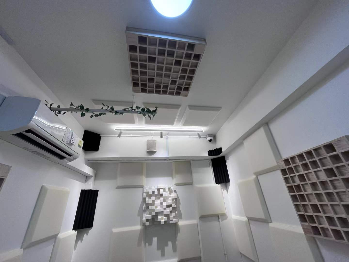 Recording booth with acoustic ceiling design